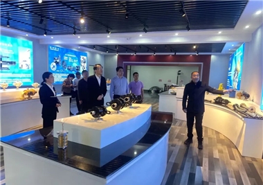 泉州市人大常委会副主任高向荣一行莅临仲博cbin99调研指导